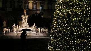 Karácsonyi fények a nápolyi Neptune-szökőkútnál 2021 december 9-én