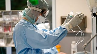 Koronavírusos beteget ápolnak a Westerstede Clinical Center-ben, Németországban
