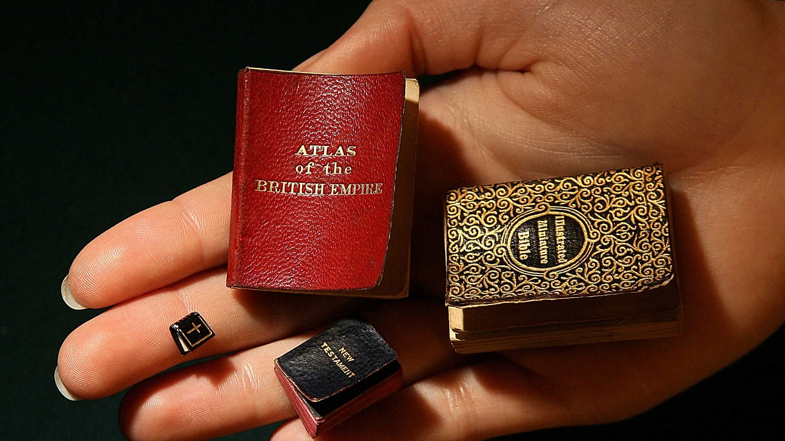 مجموعة من الكتب الصغيرة، بما في ذلك كتاب 5 مم في 5 مم يحتوي على "الصلاة الربانية"، تم تصويرها في دار كريستيز للمزادات في لندن، 09 مارس 2006