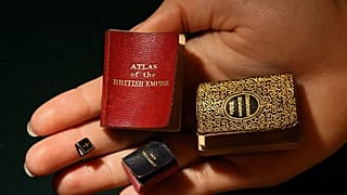 مجموعة من الكتب الصغيرة، بما في ذلك كتاب 5 مم في 5 مم يحتوي على "الصلاة الربانية"، تم تصويرها في دار كريستيز للمزادات في لندن، 09 مارس 2006