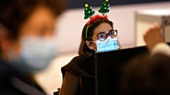 Beschäftigte mit Weihnachtsdeko in Portugal und Maske in Coronazeiten