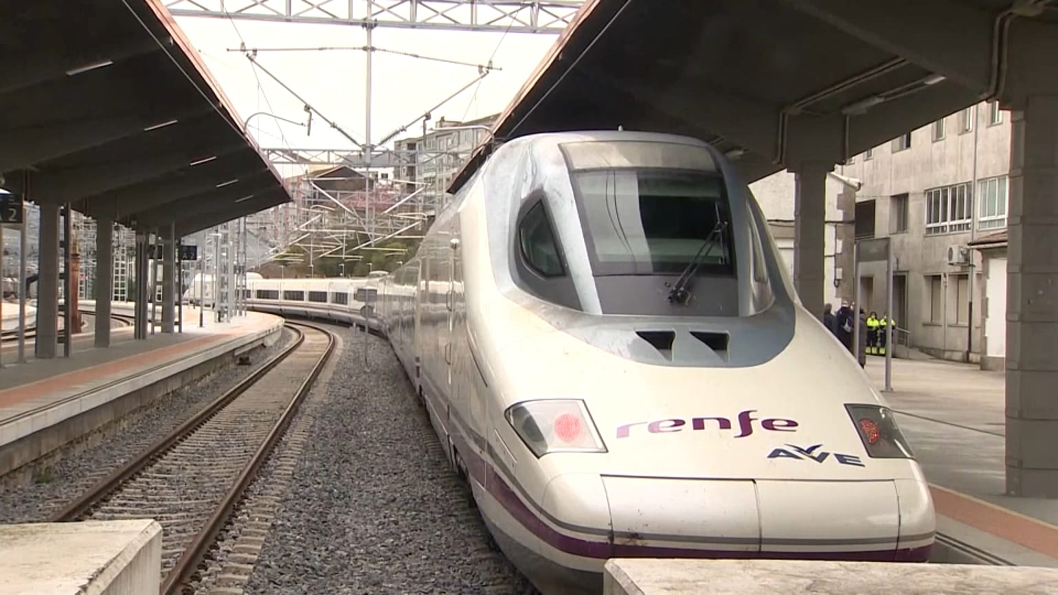 El primer AVE que ha viajado entre Chamartín, en Madrid, y Ourense, en Galicia