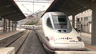El primer AVE que ha viajado entre Chamartín, en Madrid, y Ourense, en Galicia