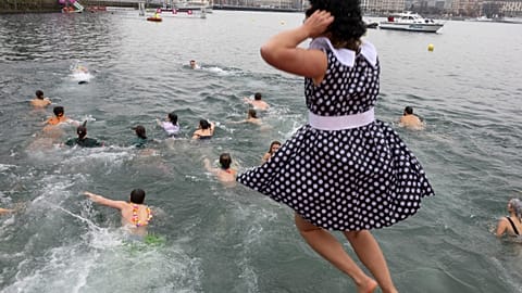 Plongée dans un lac Léman à 7°C pour la 82e édition de la Christmas cup à Genève, en Suisse, 18 décembre 2021