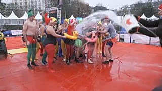 Vor dem Spung ins kalte Nass wurden die Teilnehmer:innen mit Wasserkübel begossen