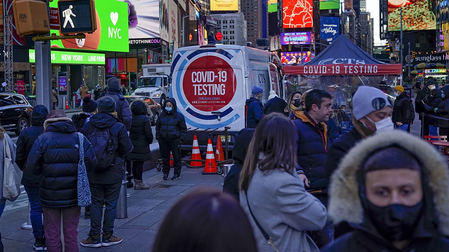Centre de dépistage Covid-19 déployé à Times Square, à New York, le 20 décembre 2021