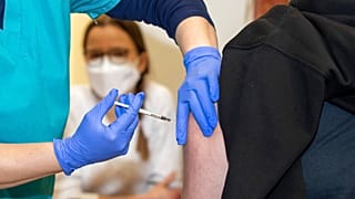 Impfung mit dem Impfstoff von Moderna gegen Covid-19