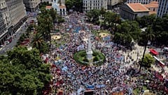 Χιλιάδες Αργεντινοί ξανά στους δρόμους, σε έναν φόρο τιμής στη λαϊκή εξέγερση του 2001