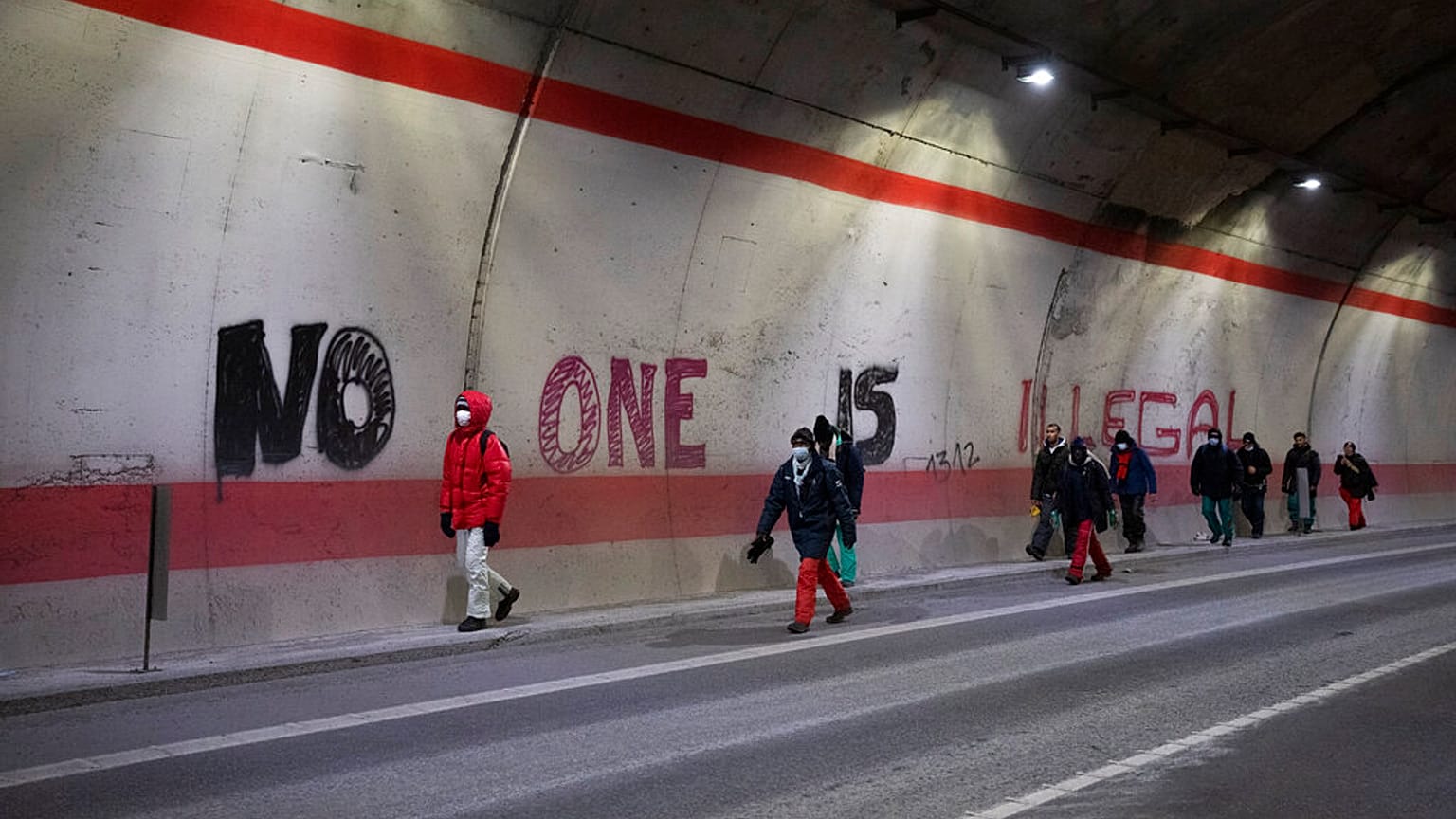 Μετανάστες διασχίζουν τούνελ στα σύνορα Ιταλίας - Γαλίας