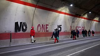 Ante los peligros de los Alpes, grupos de voluntarios buscan ayudar a los migrantes