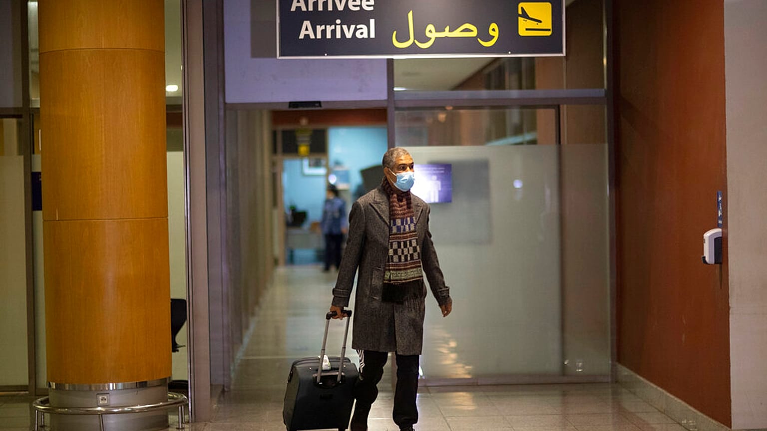 مسافر على متن الرحلة الأخيرة إلى المغرب قبل تعليق الرحلات، يصل إلى صالة بمطار الرباط، المغرب، الإثنين 29 نوفمبر 2021.