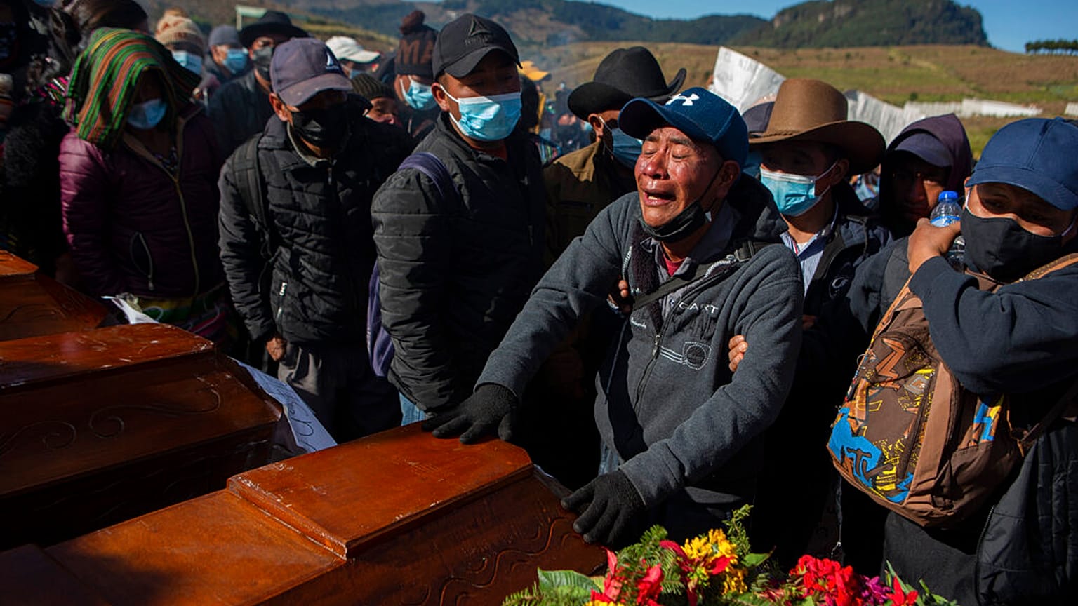 Imagen de uno de los funerales de las 11 personas que fueron asesinadas en el marco de un histórico conflicto territorial entre aldeas en el oeste de Guatemala.