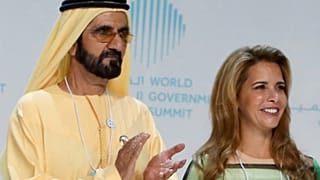 الشيخ محمد بن راشد آل مكتوم ، حاكم دبي وزوجته السابقة الأميرة هيا بنت الحسين على خشبة المسرح خلال افتتاح القمة العالمية للحكومات في دبي 2018.