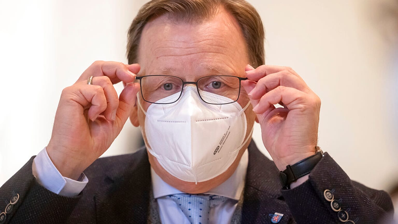 Bodo Ramelow rückt während einer Parlamentssitzung seine Brille zurecht, 20.02.2021