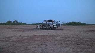 La voiture incendiée des humanitaires français tués au Niger en août 2020