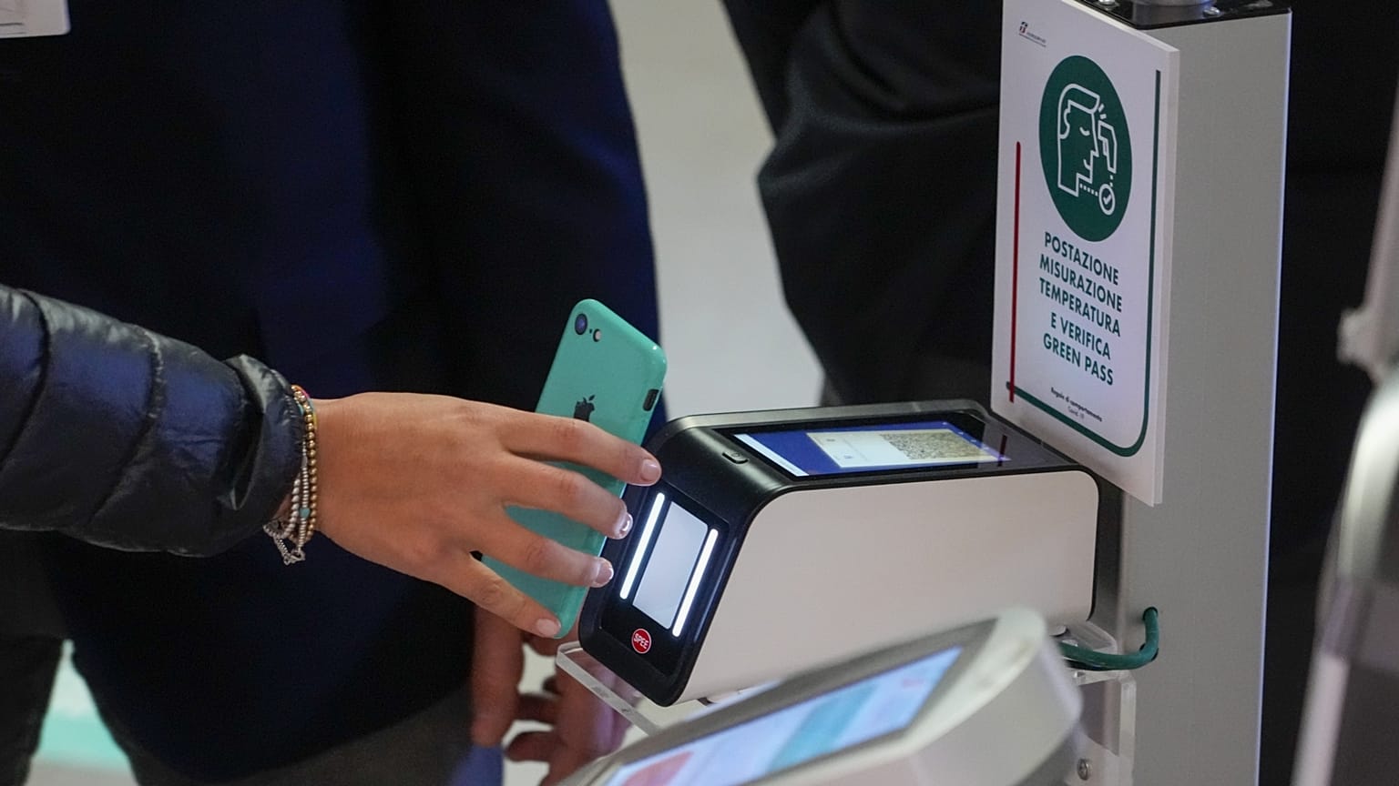 Olasz alkalmazott ellenőrizteti az oltási igazolványát Rómában