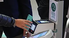 Olasz alkalmazott ellenőrizteti az oltási igazolványát Rómában