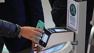 Olasz alkalmazott ellenőrizteti az oltási igazolványát Rómában