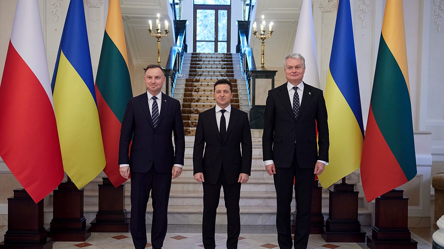 Ukrainian President Volodymyr Zelenskyy (C), Poland's President Andrzej Duda (L), and Lithuania's President Gitanas Nauseda before their meeting near Kyiv, Dec. 20, 2021.