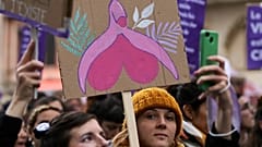 Proteste in Paris für Frauenrechte: Die Organisation "Nous Toutes" rief zu der Kundgebung gegen sexualisierte Gewalt und Belästigung auf.