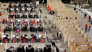Impfzentren wie die Koenig-Pilsener-Arena in Oberhausen müssen jetzt vielleicht mit mehr Ansturm rechnen.