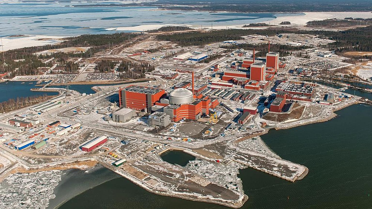 Das ginnische Kraftwerk Olkiluoto mit dem neuen EPR-Reaktor
