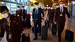 2 dicembre 2021: membri d'equipaggio di volo camminano lungo l'aeroporto internazionale Adolfo Suarez-Barajas di Madrid, Spagna