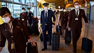 2 dicembre 2021: membri d'equipaggio di volo camminano lungo l'aeroporto internazionale Adolfo Suarez-Barajas di Madrid, Spagna