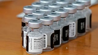 جرعات من لقاح فايزر/بيونتك المضاد لكوفيد-19