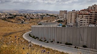 مخيم شعفاط خلف جزء من جدار الفصل الإسرائيلي في القدس. الجمعة 19 يونيو/حزيران 2020.