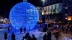 Gente observa la iluminación navideña en Madrid, España
