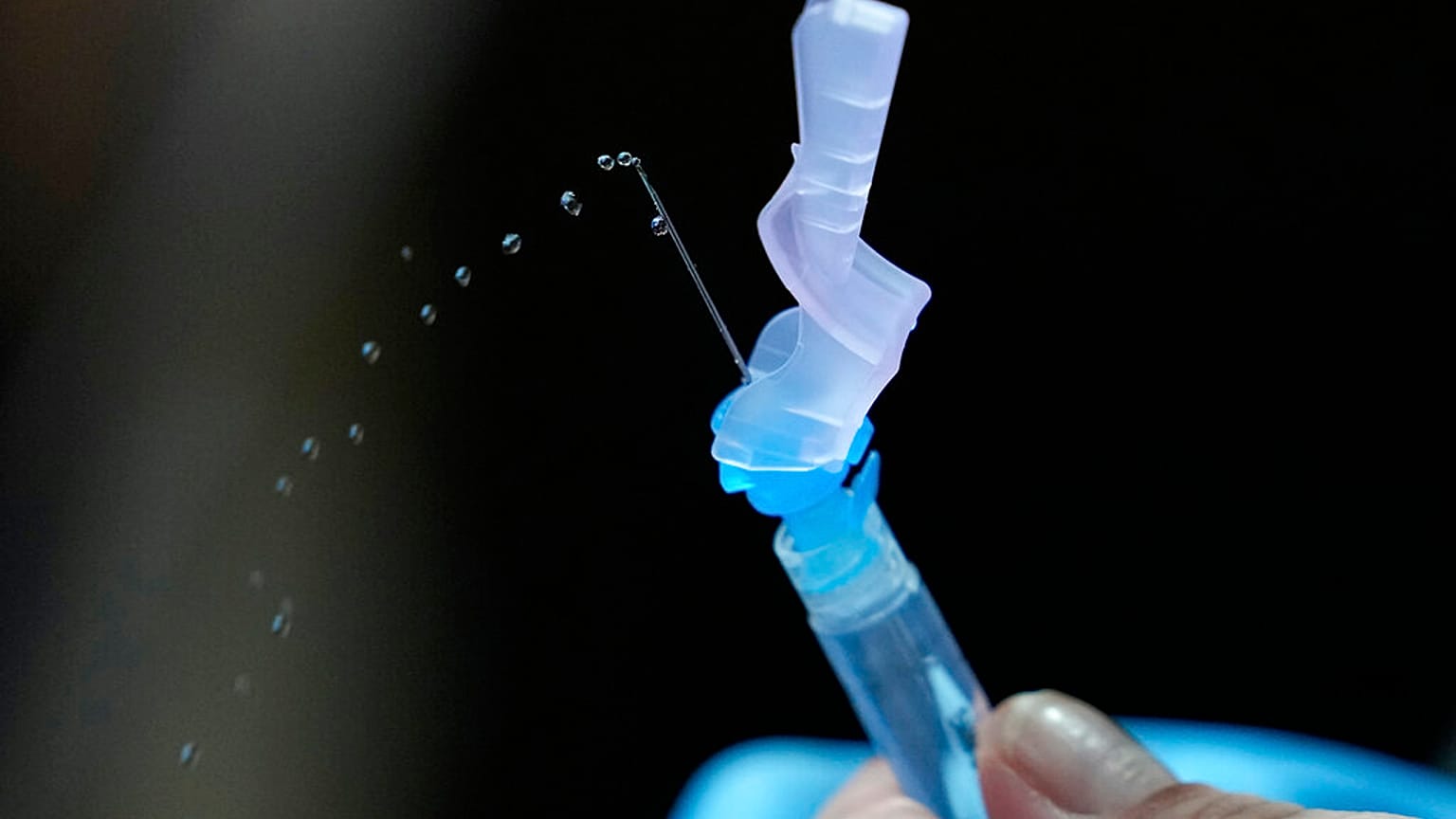 Un agent de santé prépare le vaccin COVID-19 de Pfizer à l'Institut national du rein et de la transplantation à Quezon City, aux Philippines, le 17 novembre 2021