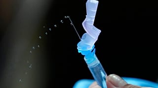 Un agent de santé prépare le vaccin COVID-19 de Pfizer à l'Institut national du rein et de la transplantation à Quezon City, aux Philippines, le 17 novembre 2021