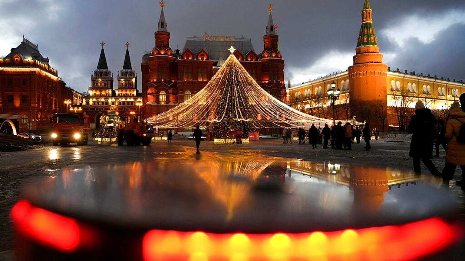 Moscú da la bienvenida a las fiestas con una exposición de árboles de Navidad de todo el mundo