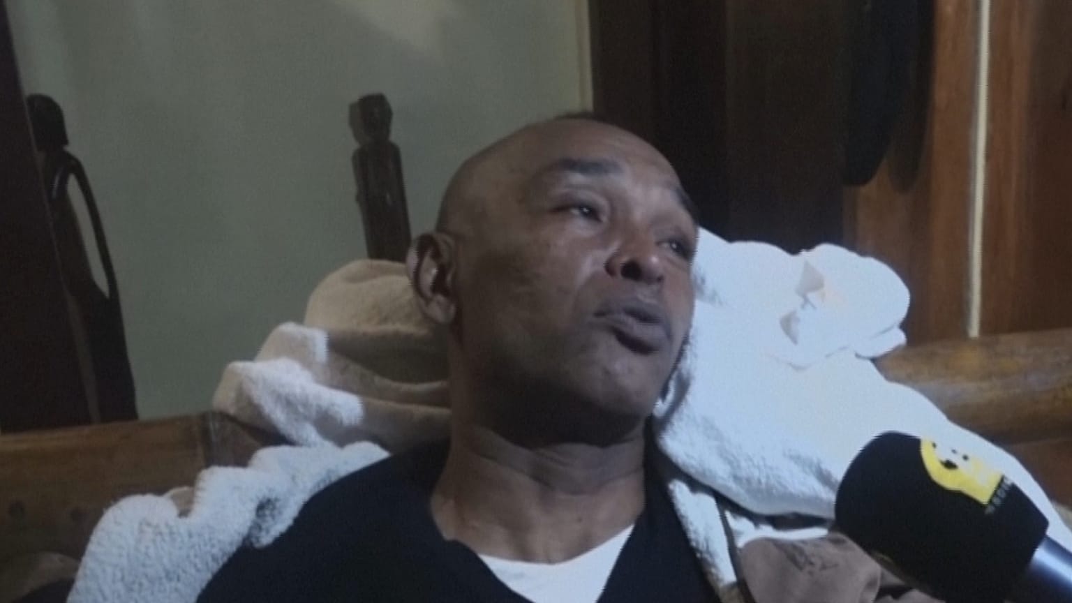 Le secrétaire d'Etat malgache à la Gendarmerie, Serge Gellé, après avoir été pris en charge par les secours, le 21 décembre 