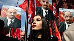Сторонники Коммунистической партии России с флагами СССР и портретами Ленина на Красной площади. 