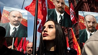 Сторонники Коммунистической партии России с флагами СССР и портретами Ленина на Красной площади. 