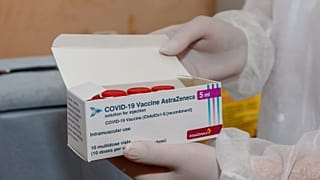 Az AstraZeneca brit-svéd gyógyszergyár vakcinája egy ungvári középiskolában