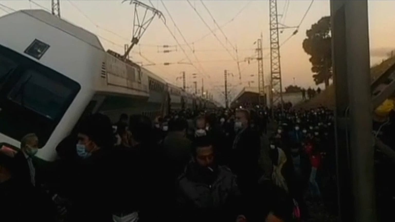 قطار يخرج عن مساره ويصطدم بقطار آخر في إيران. 