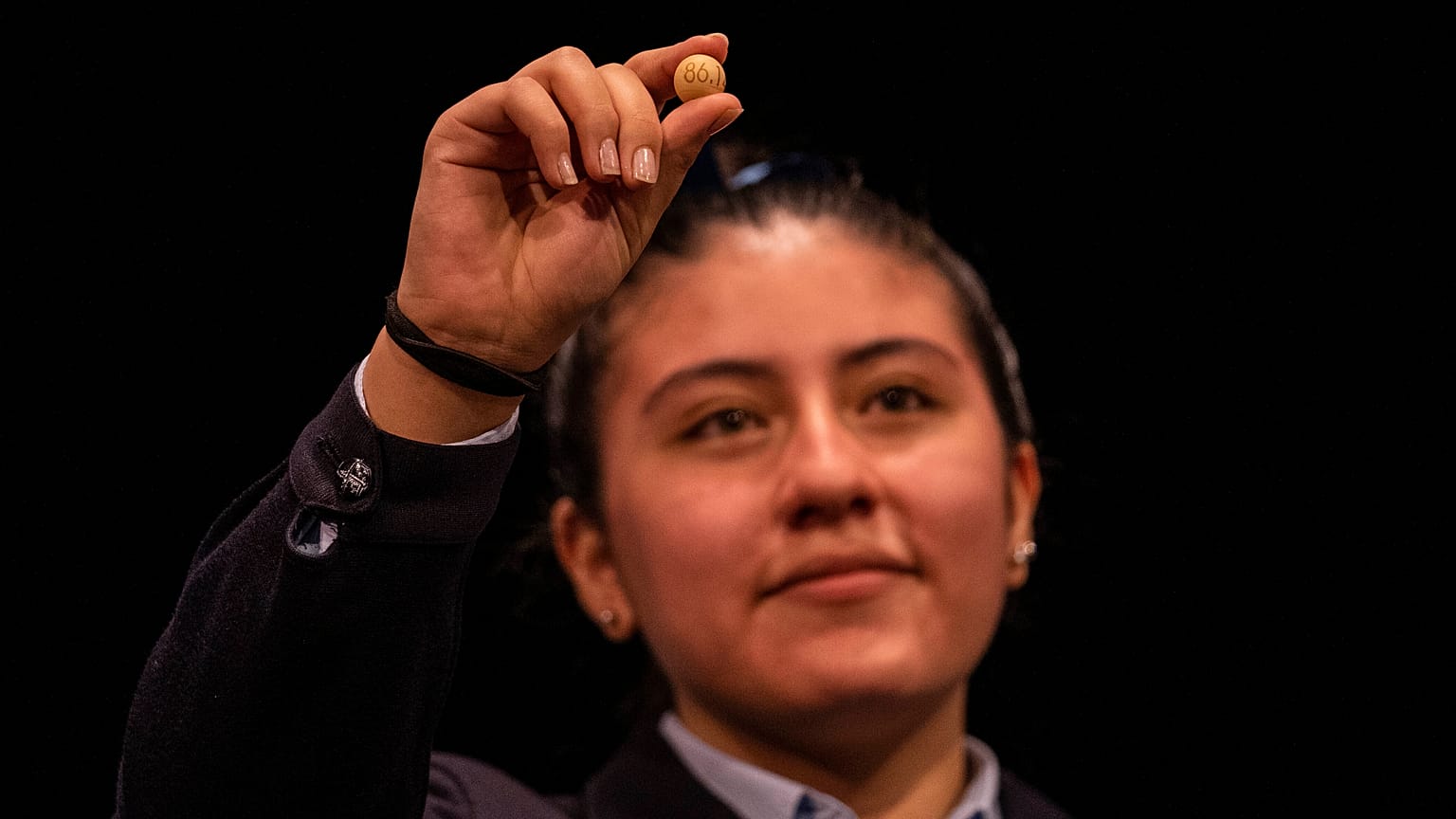 Una alumna del colegio madrileño de San Ildefonso muestra el número ganador de la lotería en el Teatro Real de Madrid, España, el 22 de diciembre de 2021.