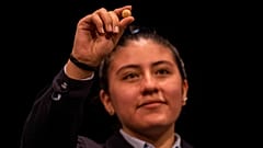 Una alumna del colegio madrileño de San Ildefonso muestra el número ganador de la lotería en el Teatro Real de Madrid, España, el 22 de diciembre de 2021.