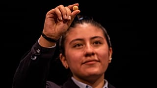 Una alumna del colegio madrileño de San Ildefonso muestra el número ganador de la lotería en el Teatro Real de Madrid, España, el 22 de diciembre de 2021.
