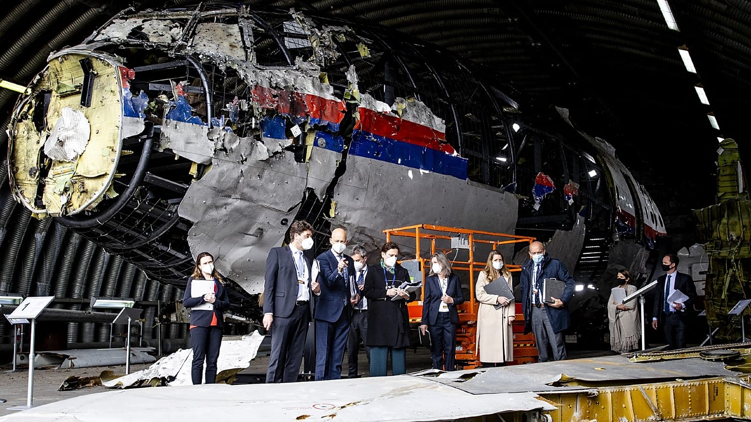 Archives : magistrats néerlandais lors de leur expertise de la carcasse du Boeing 777, le 26 mai 2021 sur la base militaire de Gilze-Rijen dans le sud des Pays-Bas