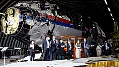 Archives : magistrats néerlandais lors de leur expertise de la carcasse du Boeing 777, le 26 mai 2021 sur la base militaire de Gilze-Rijen dans le sud des Pays-Bas