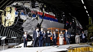 Archives : magistrats néerlandais lors de leur expertise de la carcasse du Boeing 777, le 26 mai 2021 sur la base militaire de Gilze-Rijen dans le sud des Pays-Bas