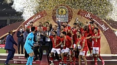 لاعبو الأهلي يحتفلون باللقب بعد فوزهم في مباراة كأس السوبر لكرة القدم بين مصر الأهلي وبركان المغربي على ملعب جاسم بن حمد، بالعاصمة الدوحة، في 28 مايو 2021.