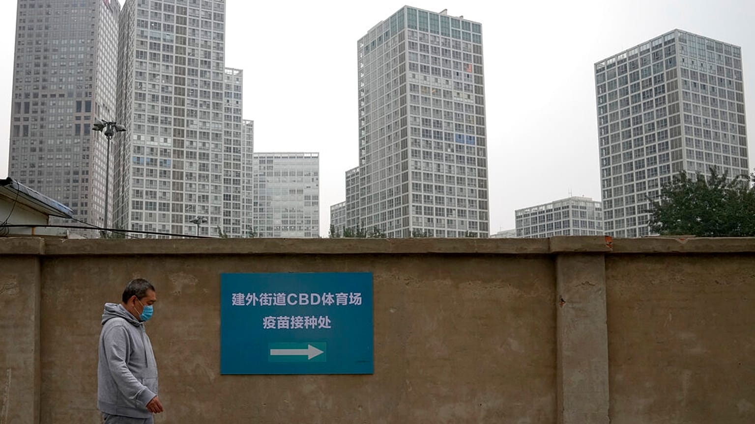 Archives : un homme se rend à un centre de vaccination à Pékin (Chine) - 02/06/2021