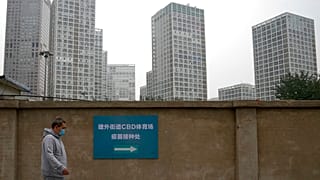 Archives : un homme se rend à un centre de vaccination à Pékin (Chine) - 02/06/2021