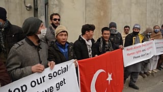 أفغان عملوا مع الجيش التركي يحتجون في كابول. 