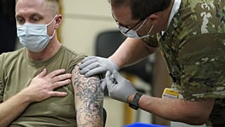 Amerikai tiszt megkapja az első Pfizer oltását egy Washington állambeli támaszponton